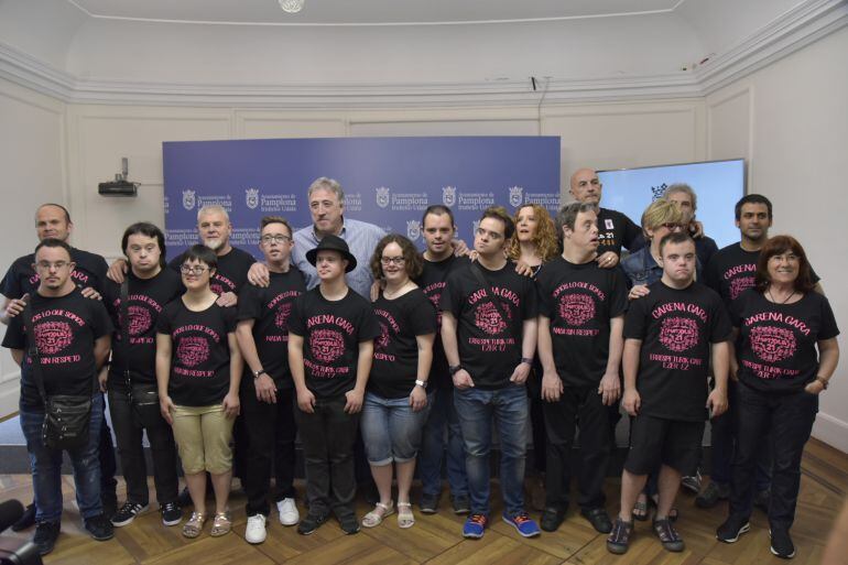 El alcalde de Pamplona, Joseba Asirón, junto a los componentes de Motxila 21