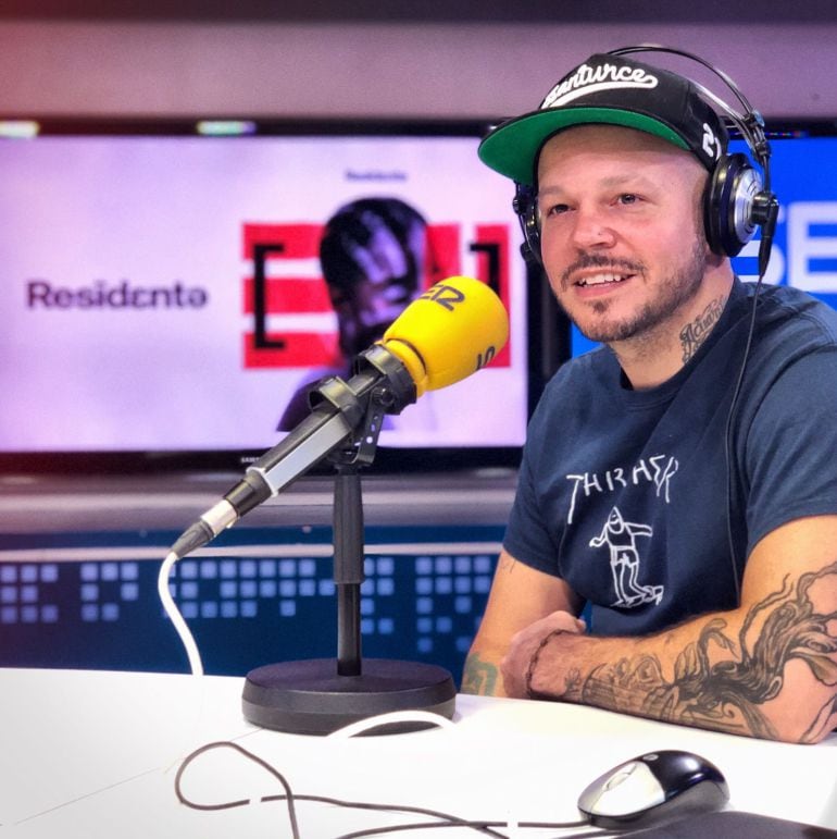 Residente, en los estudios de la Cadena SER.