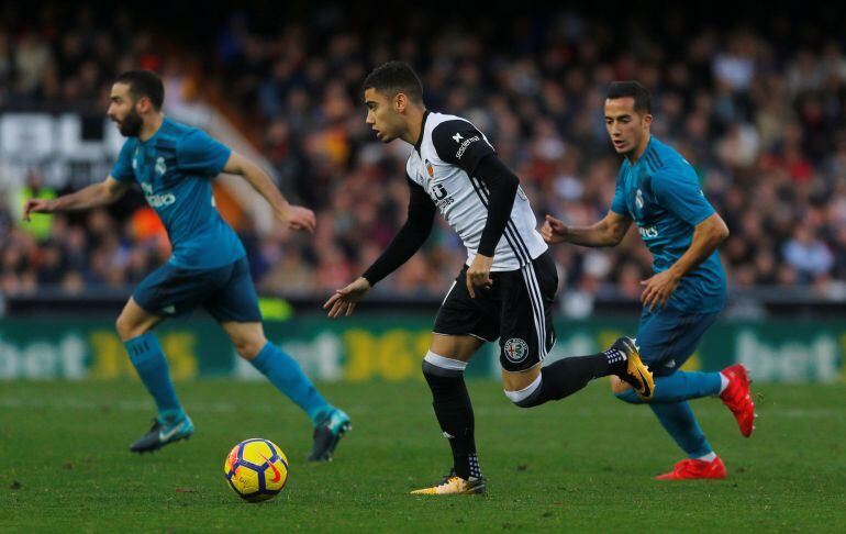 Partido entre Real Madrid y Valencia en Mestalla.