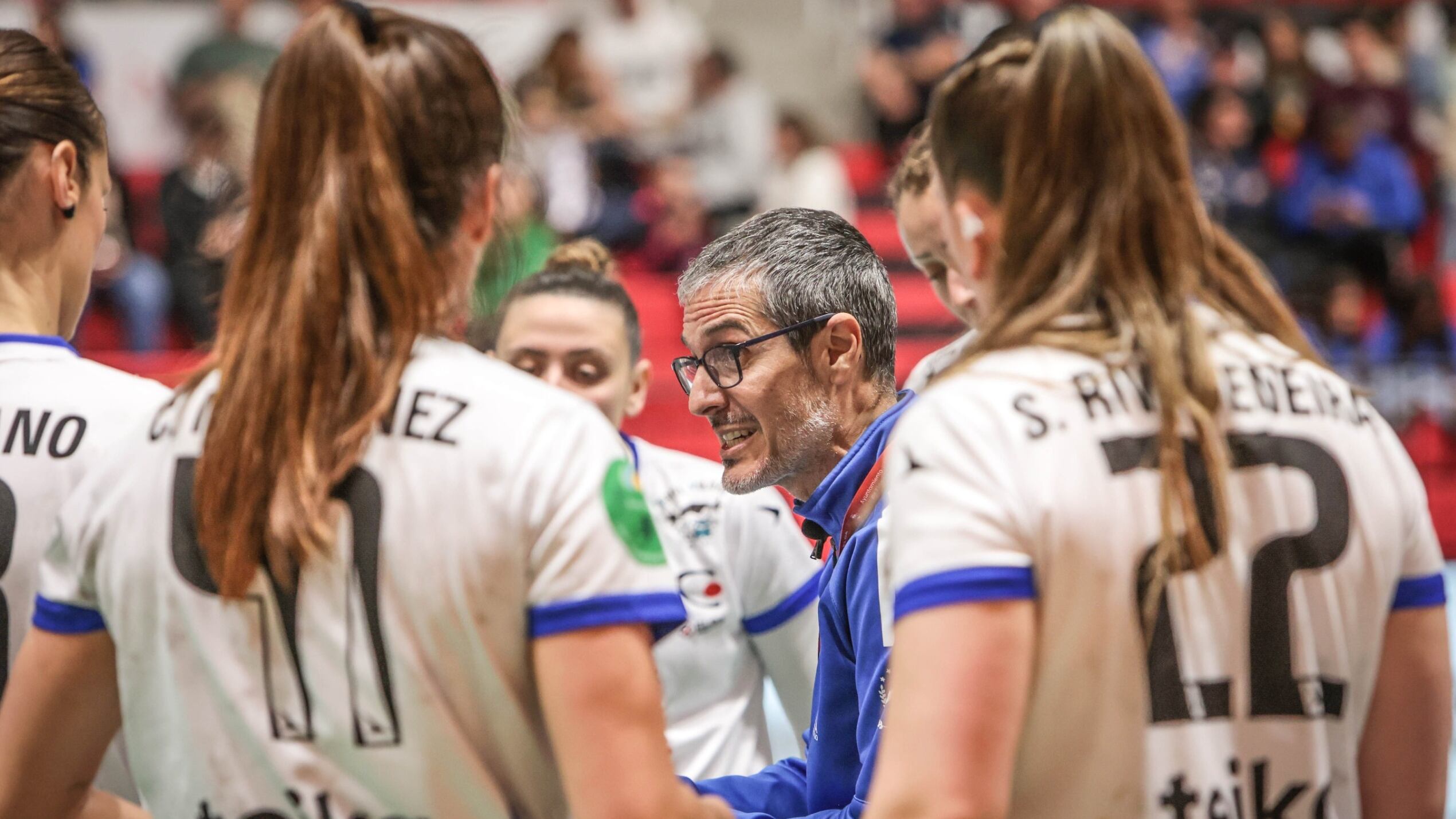 José Ignacio Prades aleccionando a sus jugadoras