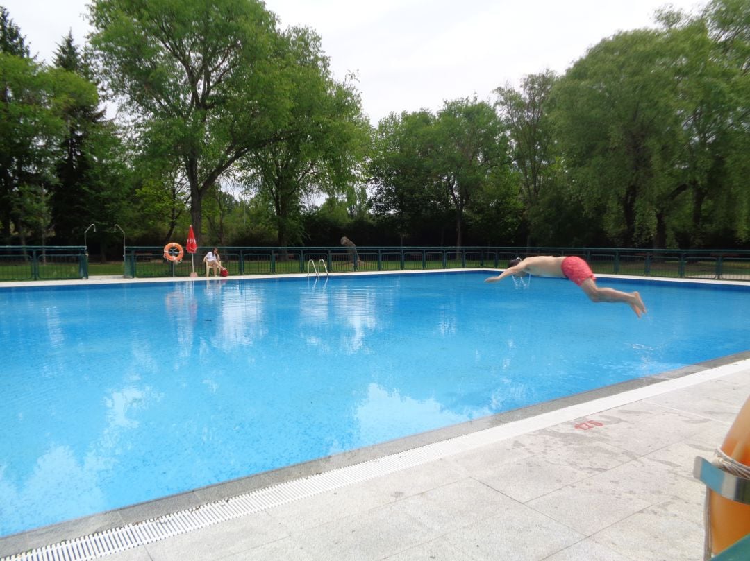 Primer chapuzón en las piscinas de verano en 2020