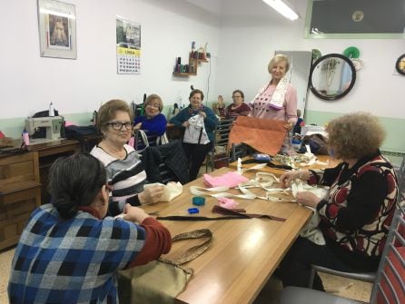 Vecinas del barrio Rovella-Fte San Luis confeccionando bolsas de tela