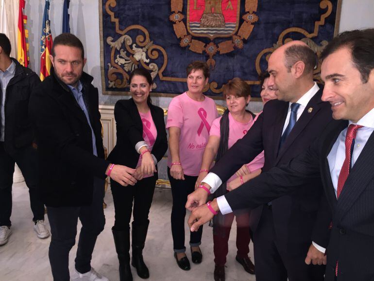 Tevenet, Echavarri y Parodi, junto a los miembros de la Asociación APAMM