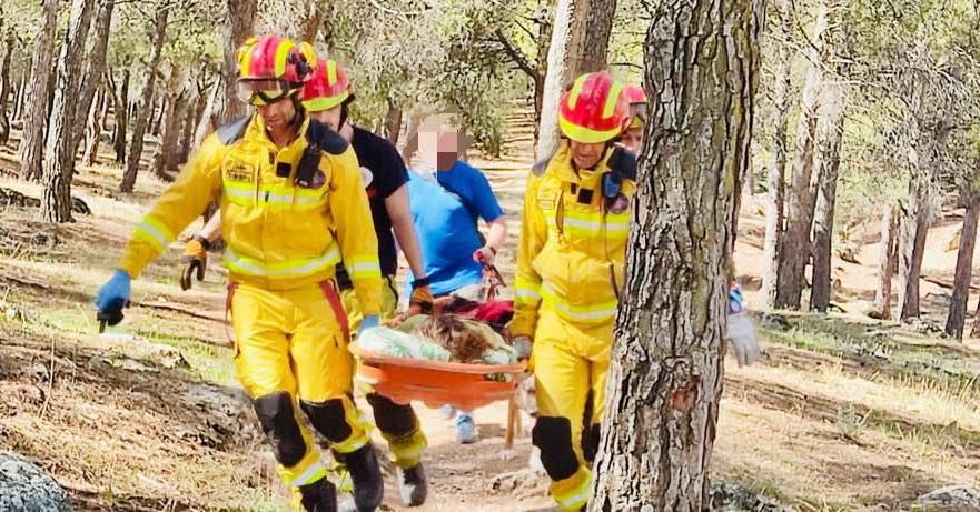 Bomberos de Jaén en el rescate de la mujer.