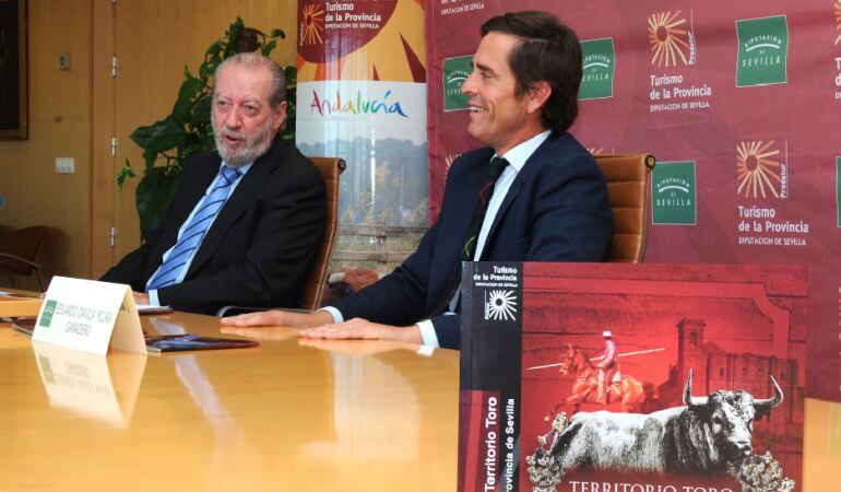 El presidente de la Diputación Provincial de Sevilla, Fernando Rodríguez Villalobos, a la izquierda de la imagen, junto al diestro y comentarista taurino de Radio Sevilla Eduardo Dávila Miura