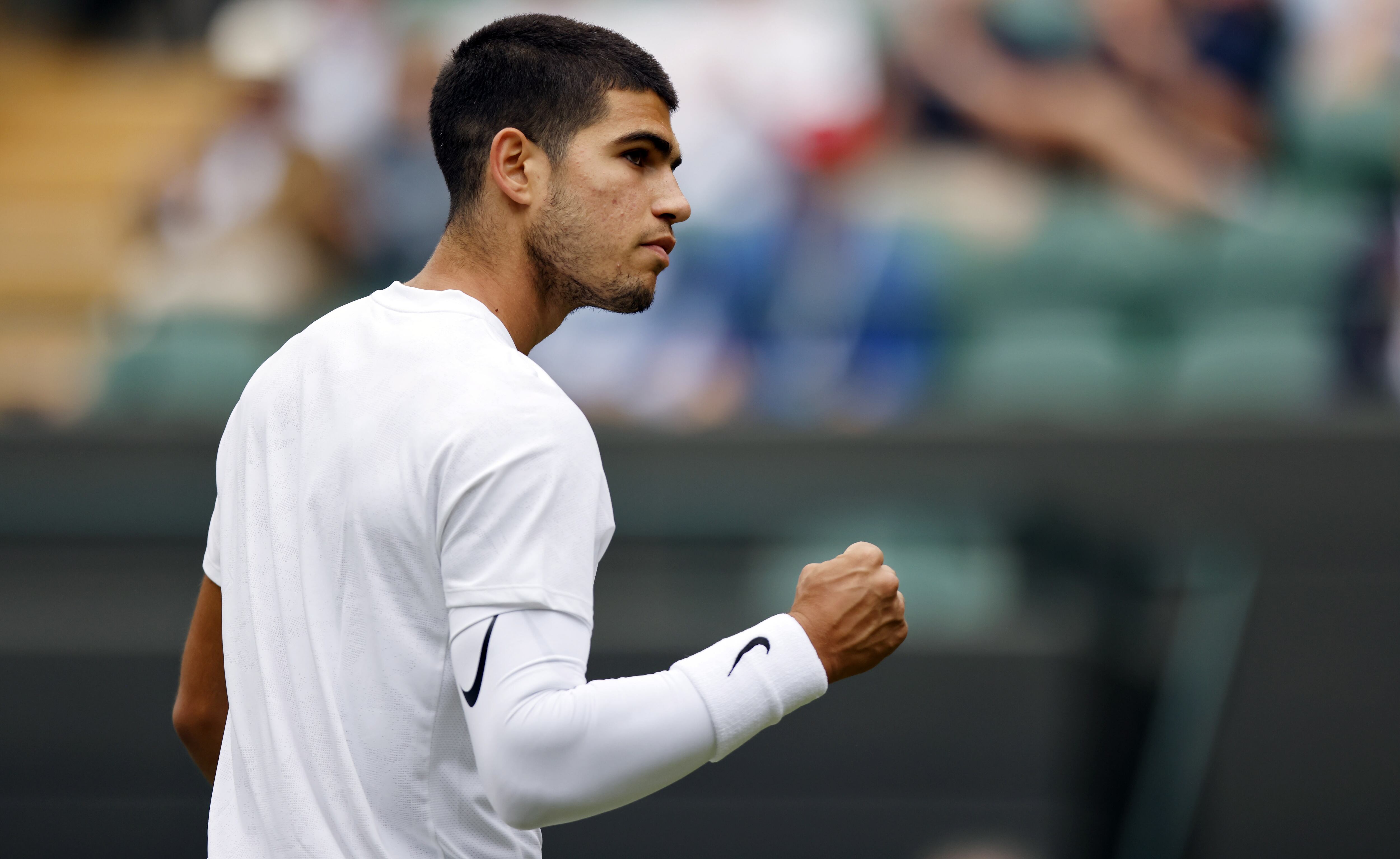 Carlos Alcaraz aprieta el puño tras un punto a Oscar Otte en Wimbledon