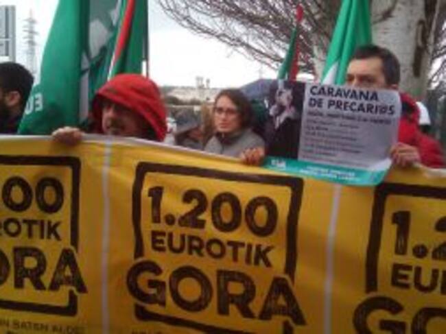 Concentración del sindicato ELA frente a las puertas de VW criticando la precariedad en las empresas