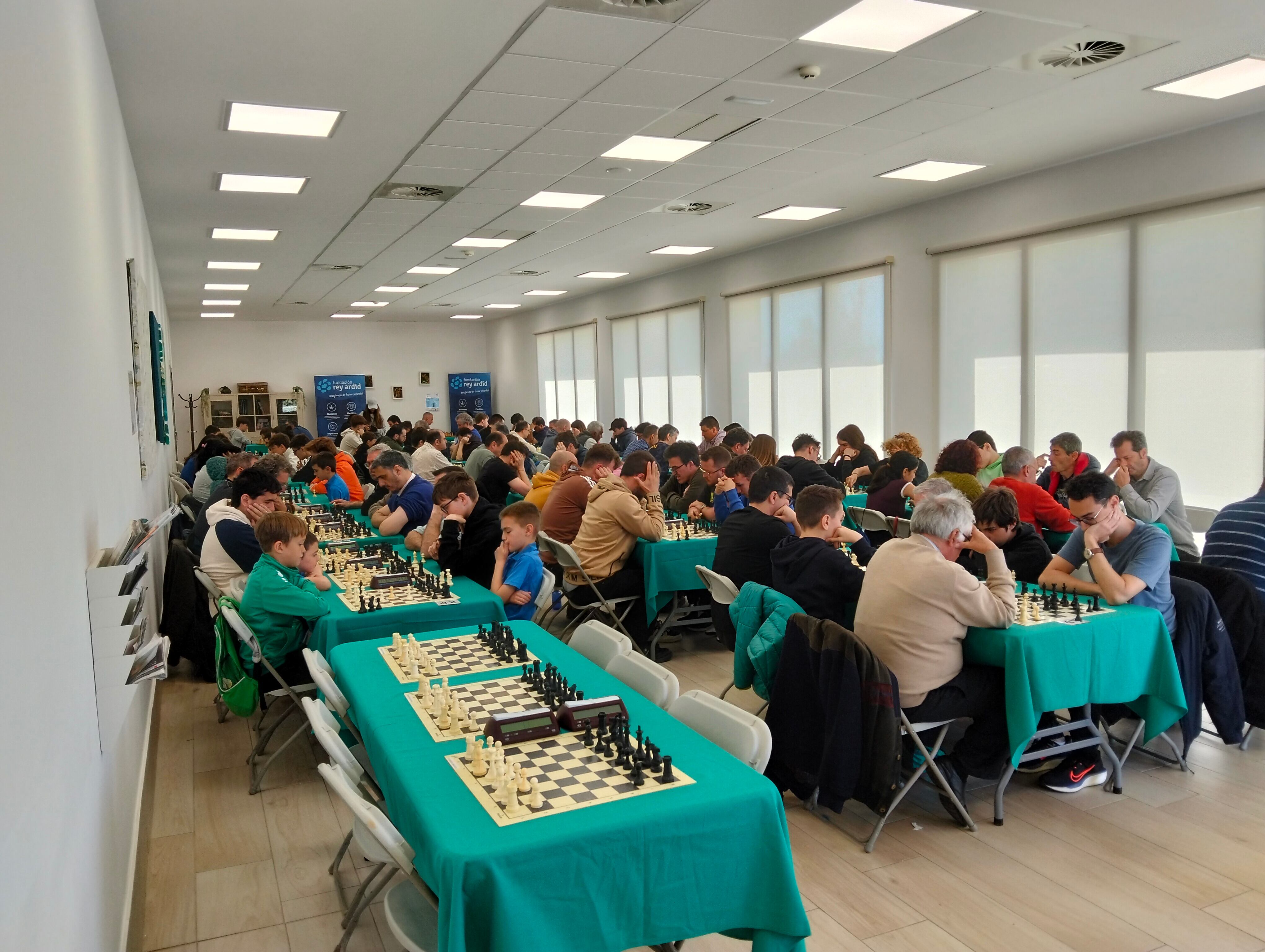 El torneo Rey Ardid de ajedrez reunió en Huesca a un centenar de jugadores