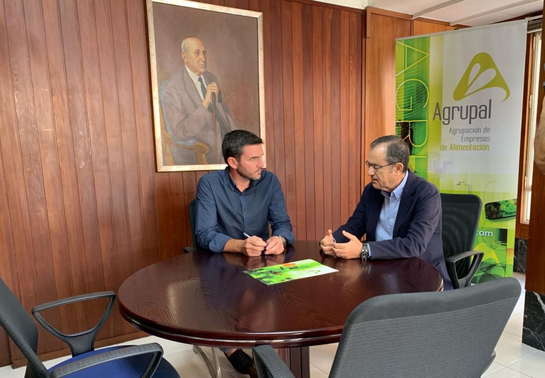 El consejero de Agua, Agricultura y Medio Ambiente, Antonio Luengo, momentos antes de empezar su reunión con el presidente de AGRUPAL, José García