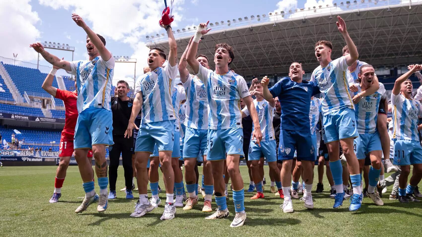 Los jugadores del Atlético Malagueño celebrando el ascenso a Segunda RFEF