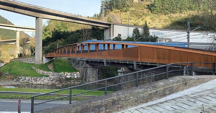 Puente que da inicio al bidegorri que une Maltzaga, en Eibar, y la población de Elgoibar