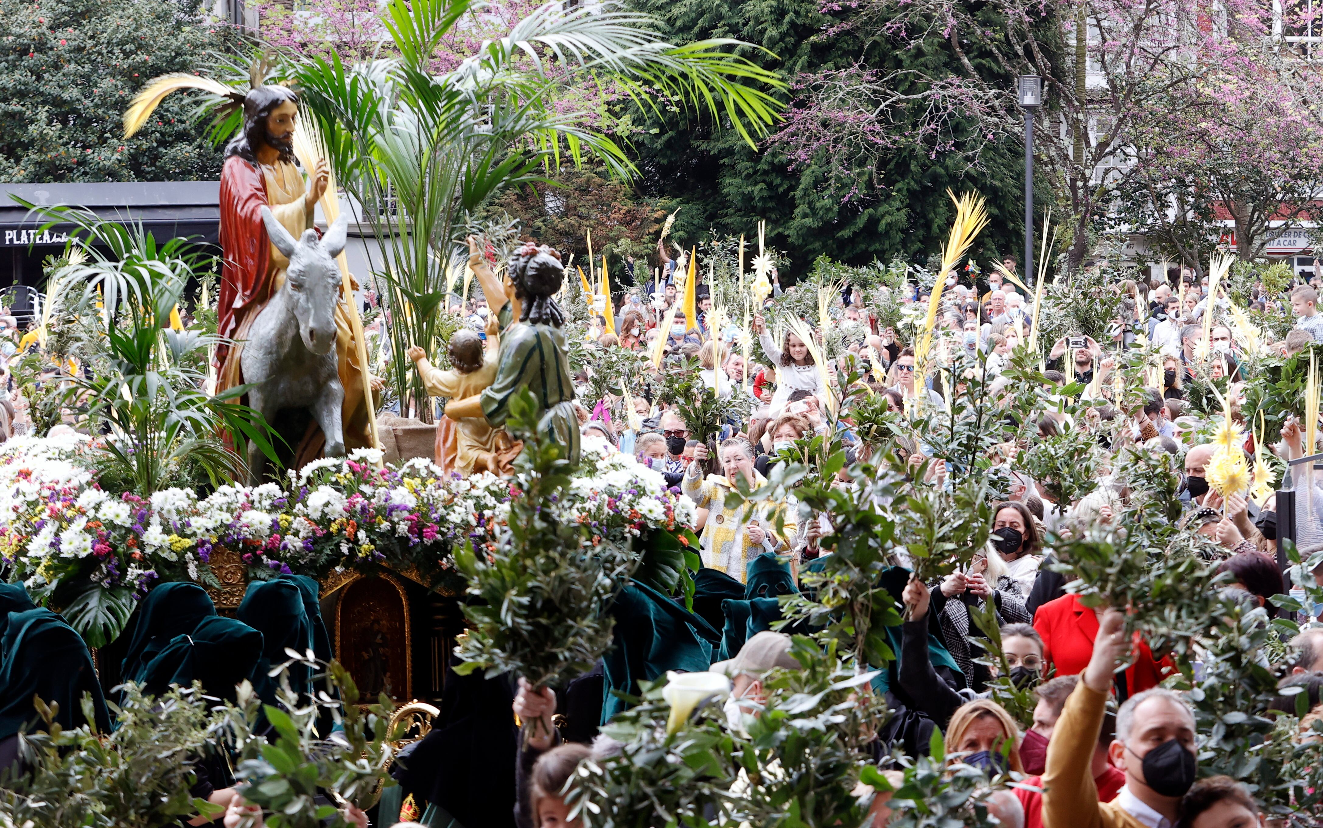 La plaza de Amboage, llena de público durante el Domingo de Ramos de 2022. EFE/Kiko Delgado.