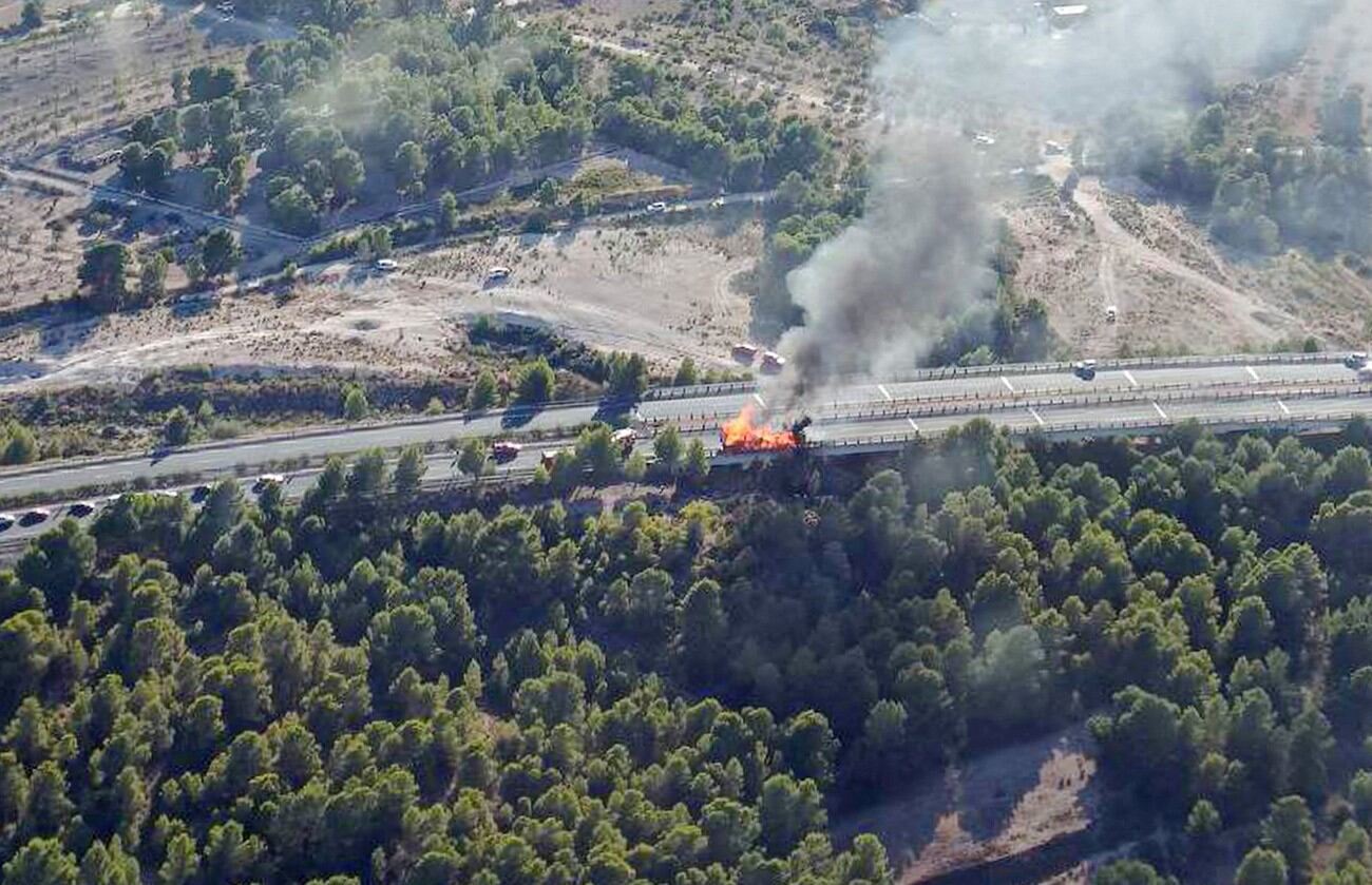 Incedio de un camión de grandes dimensiones en la A-7 a la altura de Castalla que provoca importantes retenciones