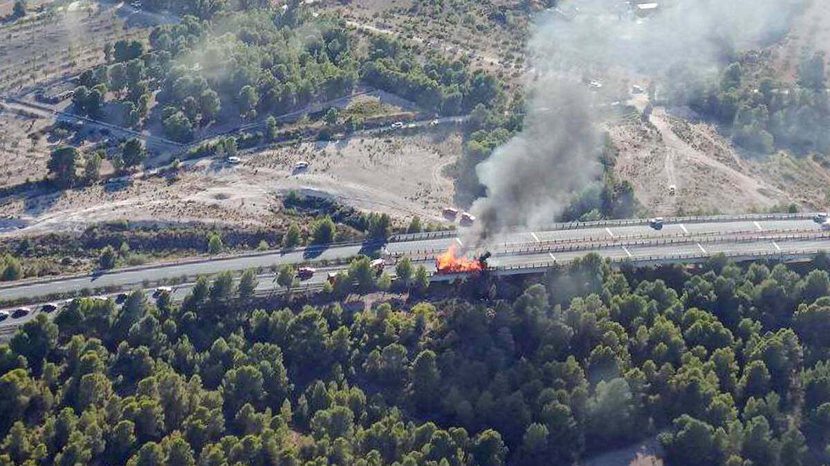 El incendio de un camión provoca el corte de la A-7 en sentido Valencia a la altura de Castalla