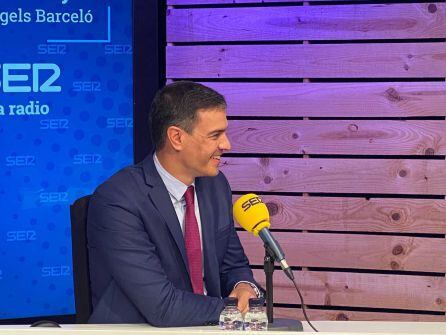 Pedro Sánchez, en el estudio Toresky de Radio Barcelona, durante la entrevista.