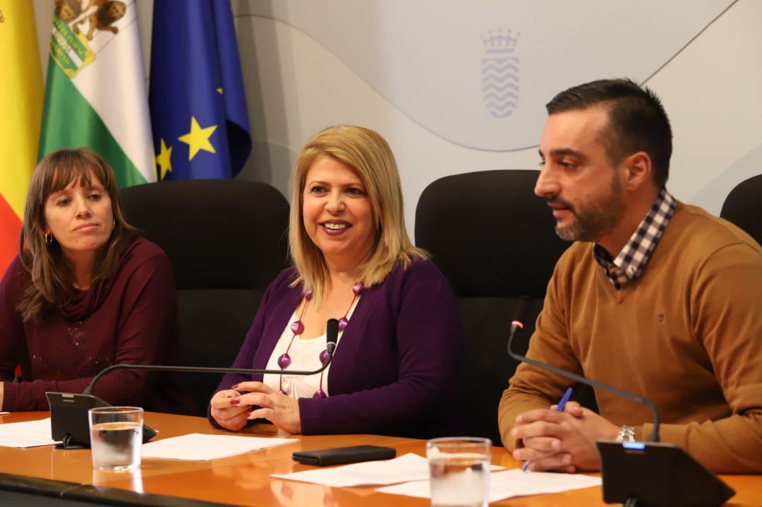 Mamen Sánchez, alcaldesa de Jerez, con José Antonio Díaz, delegado de urbanismo y Laura Álvares, delegada Economía