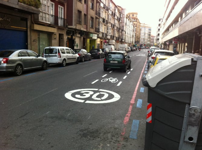 La calle Ortiz de Zárate de Vitoria con calmado de tráfico