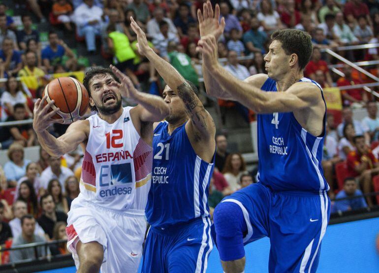 GRA077. ZARAGOZA, 30/08/2015.- El escolta de la selección española, Sergio Llull (i), entra a canasta durante el partido amistoso frente a la República Checa, correspondiente a la &quot;Ruta Ñ15&quot; para preparar el Europeo 2015, en el Pabellón Príncipe Felipe de Zaragoza. EFE/Toni Galán