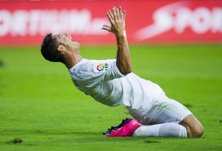 Cristiano Ronaldo se lamenta durante el partido de Liga ante el Sporting