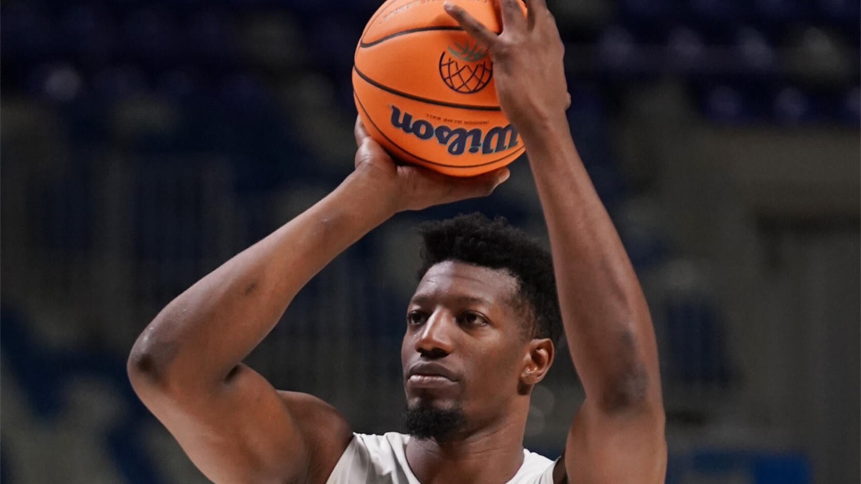 Yankuba Sima lanza a canasta en un entrenamiento del Unicaja