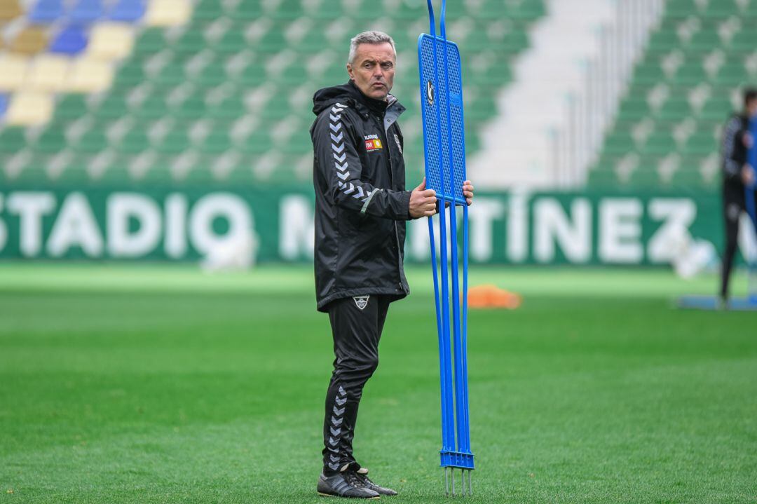 Fran Escribá durante un entrenamiento en el Martínez Valero