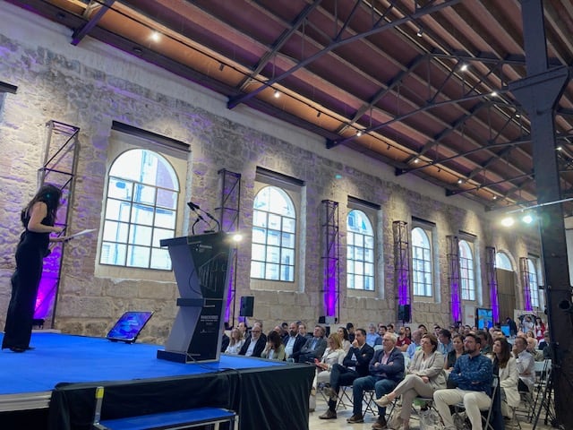 Las autoridades, entre ellas Pilar Bernabé, en la inauguración de las jornadas del metaverso