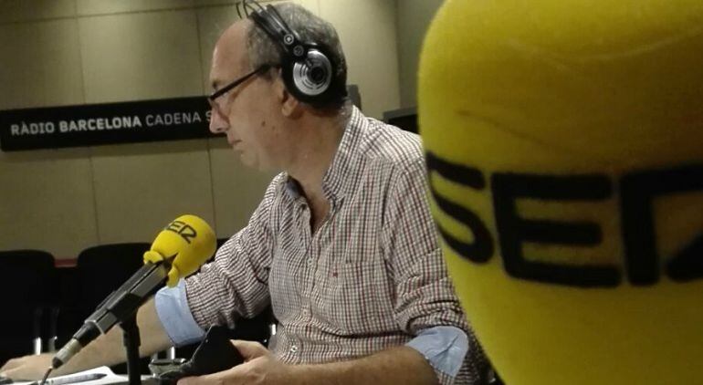 Jordi Martí en los estudios de Radio Barcelona.