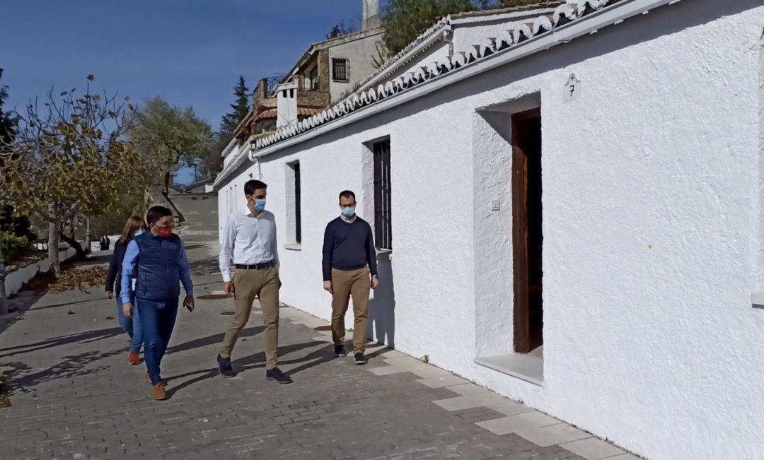 El alcalde, Marino Aguilera, estuvo visitando estas casas turísticas municipales que se destinarán a los temporeros de la aceituna