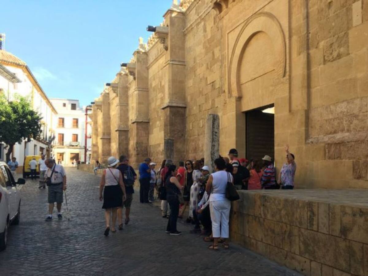 El paro baja en abril en casi 2.000 personas