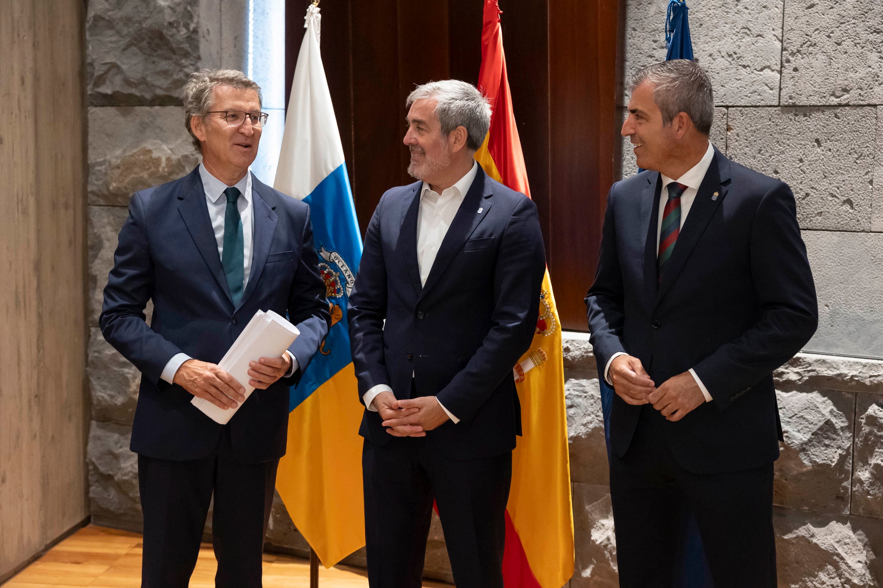 GRAFCAN3583. SANTA CRUZ DE TENERIFE (ESPAÑA), 10/09/2024.- El presidente del Partido Popular, Alberto Núñez Feijóo, (i) junto al presidente de Canarias, Fernando Clavijo, (c) y el vicepresidente Manuel Domínguez (d) antes de la reunión en la que trataran el contenido del acto migratorio. EFE/Miguel Barreto
