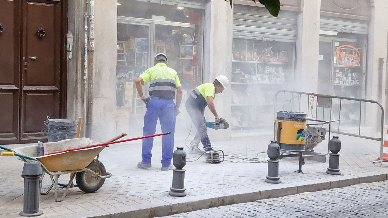 Trabajadores de las construcción en el centro de Granada este julio de 2023