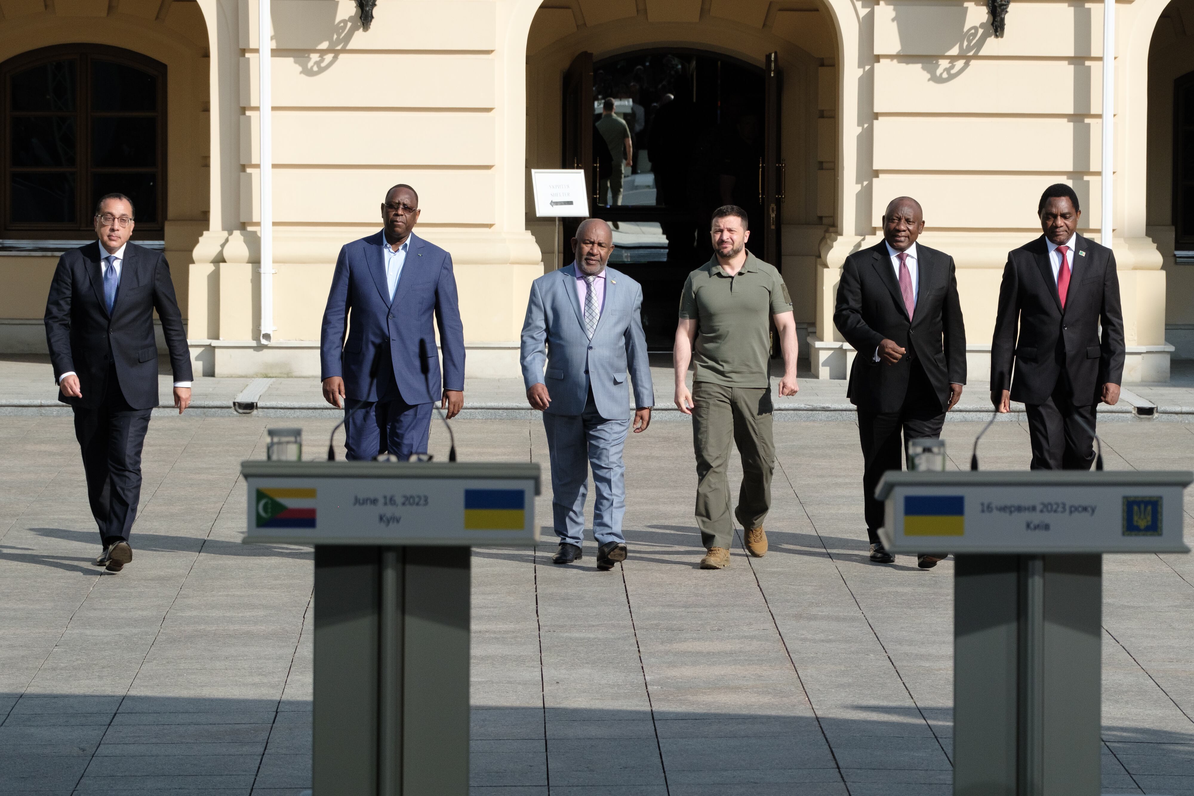 Zelenski, en el centro, acompañado de los presidentes de Senegal, Comoras, Sudáfrica y Zambia