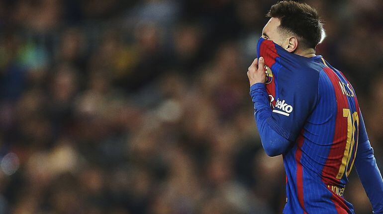 Messi se lamentaba tras la ver la amarilla frente al Valencia