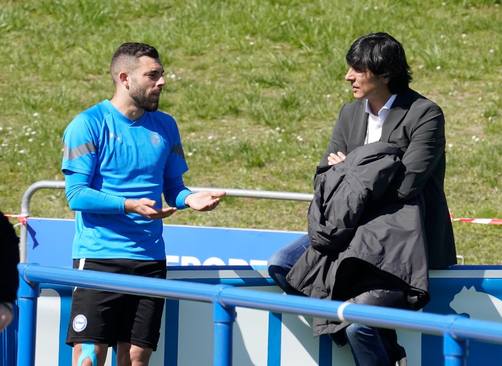 El director deportivo del Alavés conversa con Luis Rioja en Ibaia.