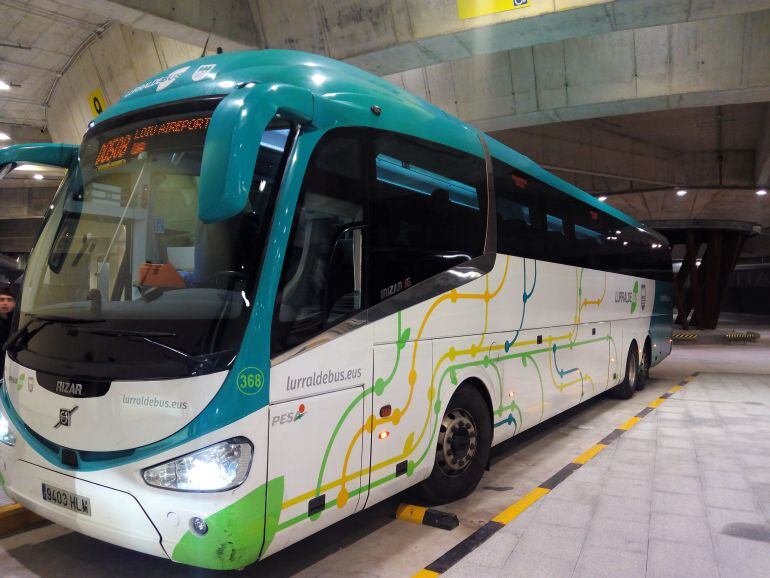 El primer autobús que a las 5 de la madrugada ha salido dirección al aeropuerto de Loiu