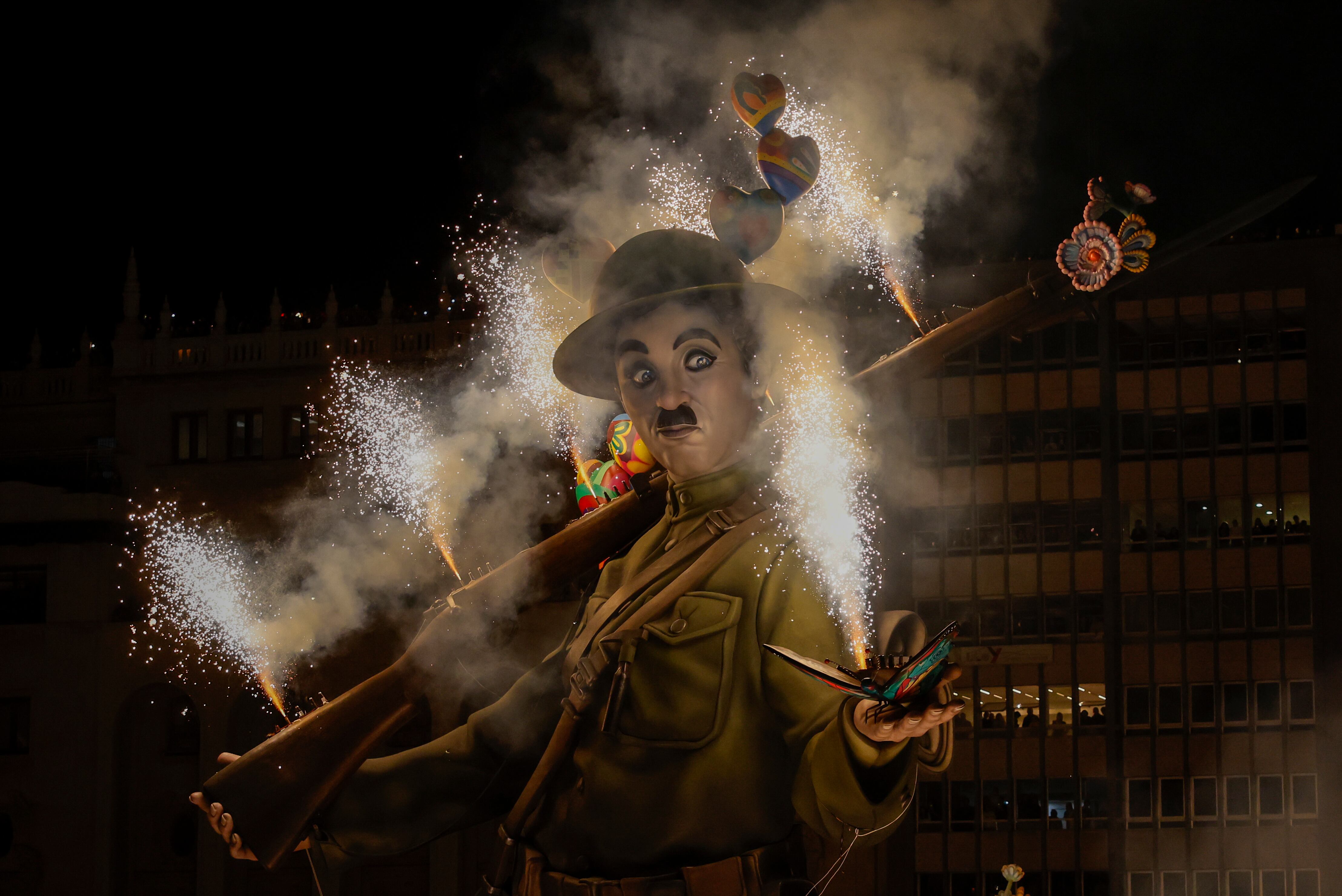 VALENCIA, 19/03/2026.- Vista general de la cremà del monumento municipal 'Hope', cuya figura principal es Charles Chaplin caracterizado de soldado, durante la noche de este jueves con lo que se pone el broche final a las Fallas 2026.