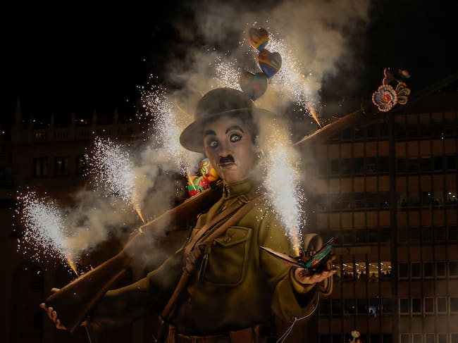 VALENCIA, 19/03/2026.- Vista general de la cremà del monumento municipal 'Hope', cuya figura principal es Charles Chaplin caracterizado de soldado, durante la noche de este jueves con lo que se pone el broche final a las Fallas 2026.
