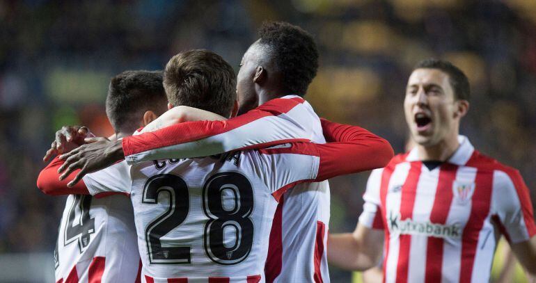 El delantero del Athletic de Bilbao Íñigo Córdoba (2i) celebra con sus compañeros su gol, primero del equipo ante el Villarreal, durante el partido de la trigésima primera jornada de Liga en Primera División que se juega esta noche en el estadio de La Cer