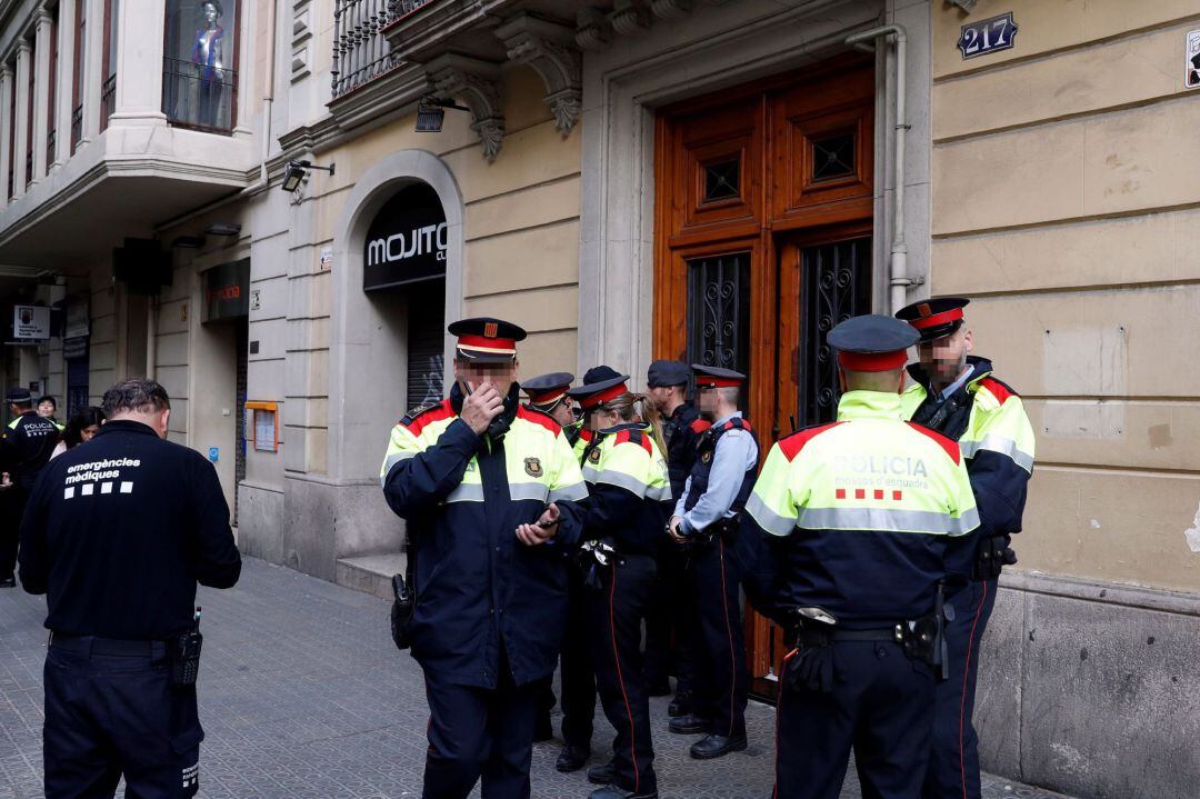 Los Mossos d&#039;Esquadra han reducido esta mañana con una pistola eléctrica al hombre que estaba atrincherado desde ayer por la tarde