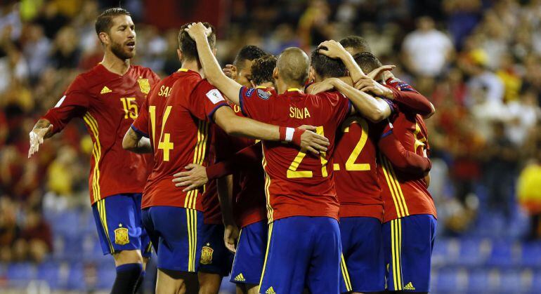  Los jugadores de España celebran su segundo gol ante Albania en partido de clasificación para el Mundial de Rusia 2018.