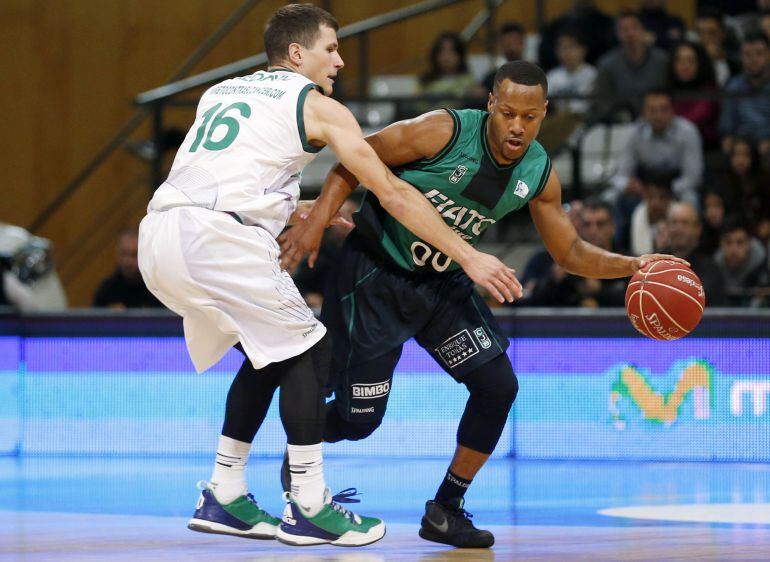 Nedovic intenta defender a Mallet en el partido disputado en Badalona