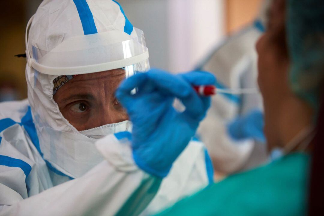 Personal sanitario toman muestras para realizar pruebas de covid-19 a los trabajadores y residentes de la residencia geriátrica Salus, en Barcelona, . 