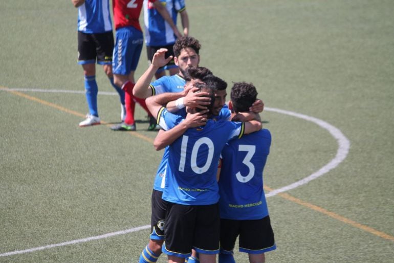 Los jugadores del Hércules CF celebran el gol de Chechu ante Saguntino