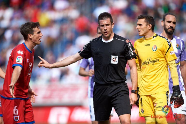 Íñigo Pérez reclama al colegiado del partido Numancia-Valladolid.