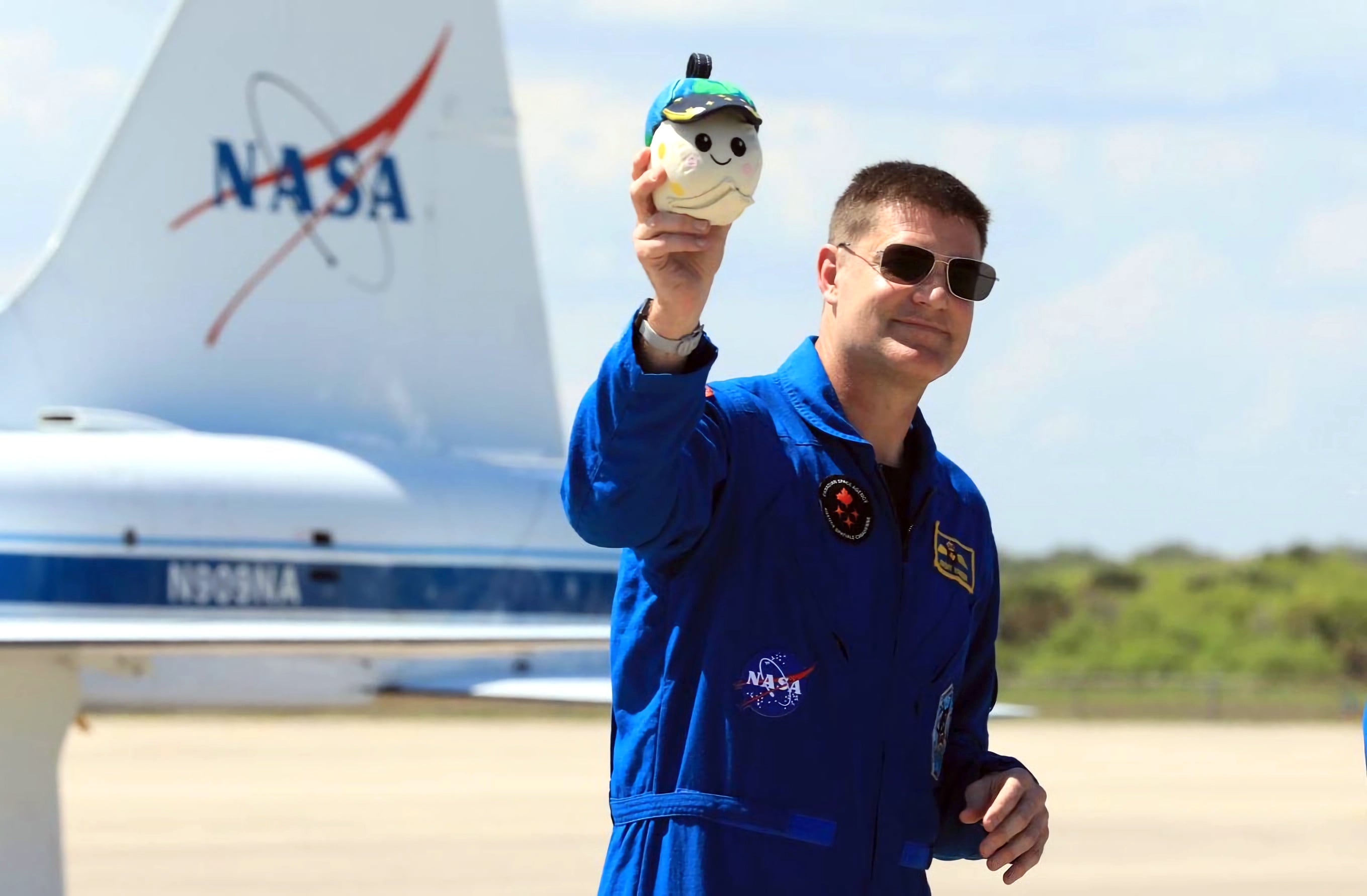 Fotografía cedida por la NASA donde aparece el especialista de misión de Artemis II, Jeremy Hansen, de la Agencia Espacial Canadiense (CSA), sosteniendo Rise, la mascota lunar e indicador de gravedad cero para el vuelo de prueba alrededor de la luna.