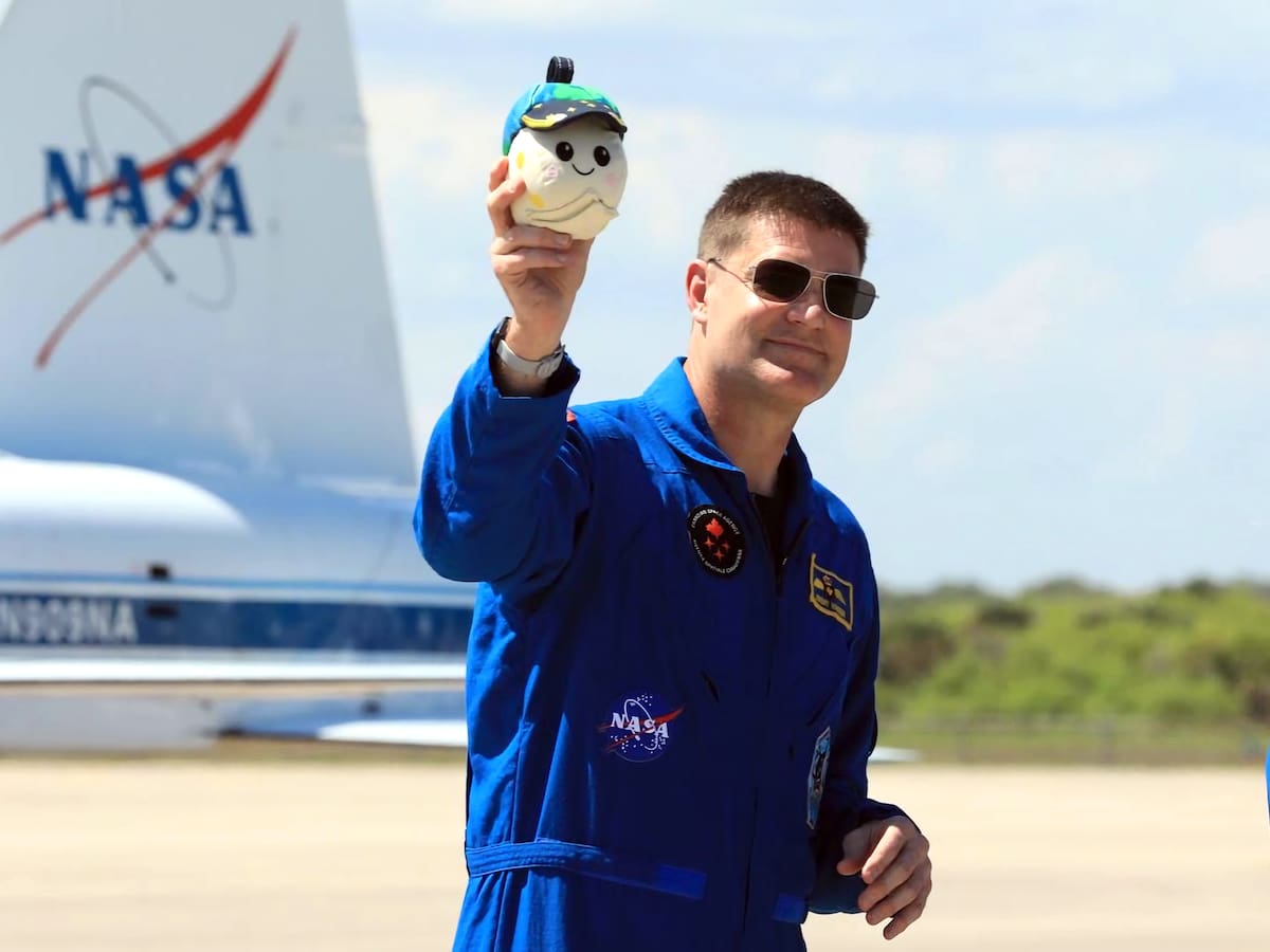 El diseñador de la mascota de la Artemis II hace un cambio para añadir uno de los gestos más aplaudidos de la misión