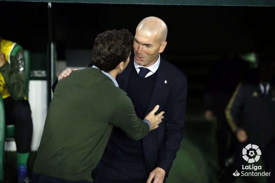 Rubi saludando a Zidane en el Real Betis-Real Madrid en 2020.