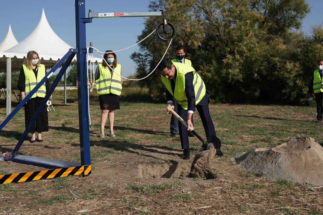 El presidente de la Junta de Andalucía, Juanma Moreno, pone la primera piedra de la ampliación de la depuradora de aguas residuales del Puente de los Vados de Granada