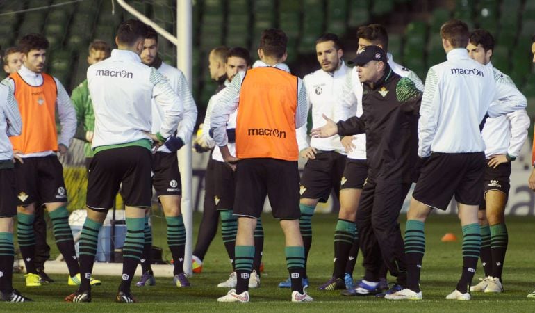 GRA170. SEVILLA, 29/12/2014.- El entrenador del Betis Pepe Mel (3d) da instrucciones a sus jugadores durante el entrenamiento llevado a cabo hoy en Sevilla. EFE/Raúl Caro.