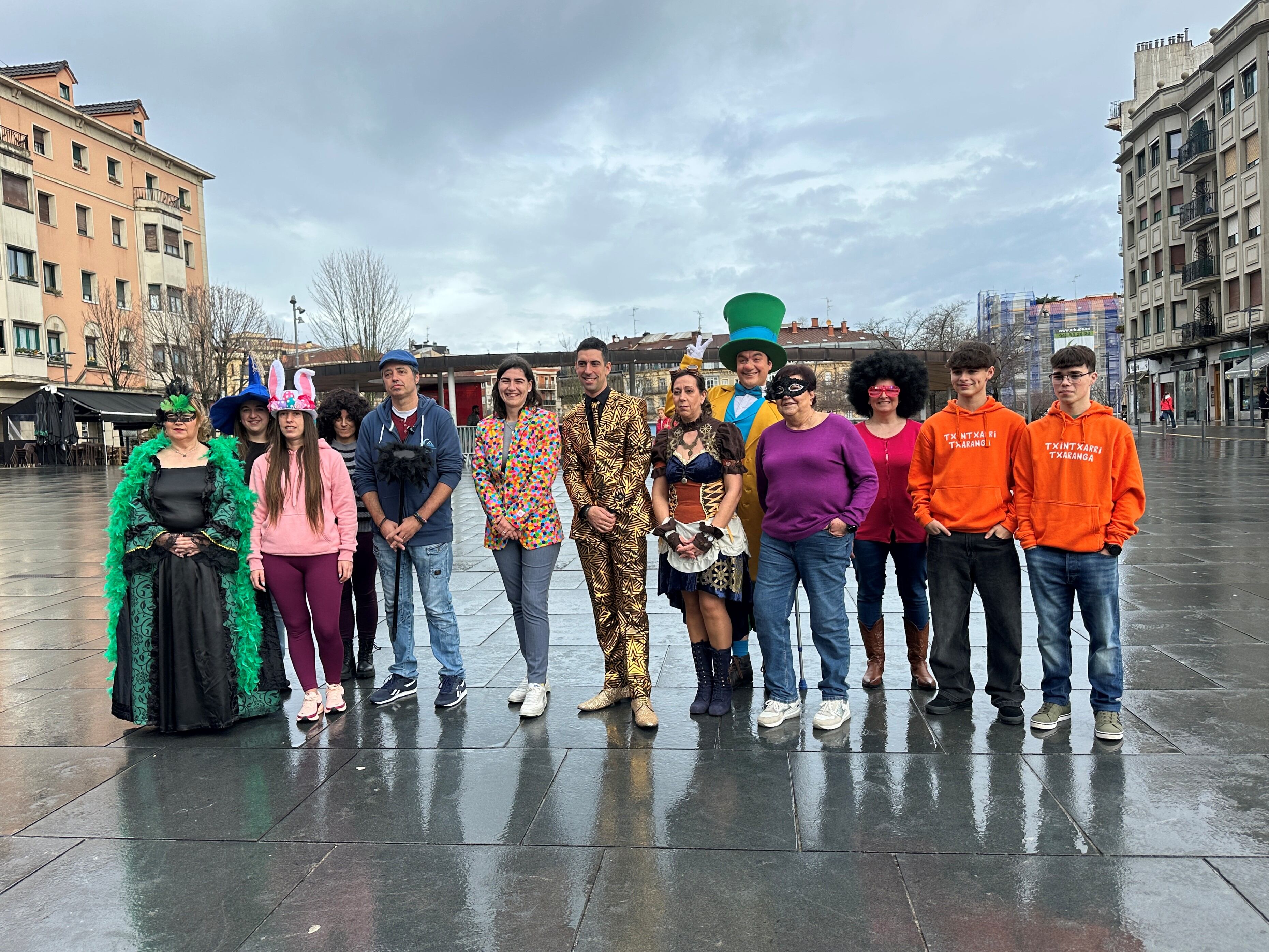 La delegada de Cultura, Nuria Alzaga (centro), junto a los representantes de algunas comparsas.